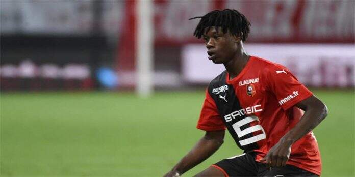 Camavinga sob “olhar atento” da Juventus Foto: JEAN-FRANCOIS MONIER / AFP