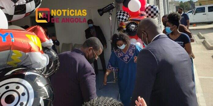 Angolano inaugura oficina de automoveis nos EUA