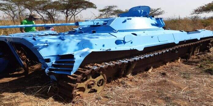 Artista espanhol transforma tanques de guerra em belas obras de artes
